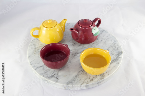 Canvastavla Vista elevada de juego de teteras y el té servido en las tazas