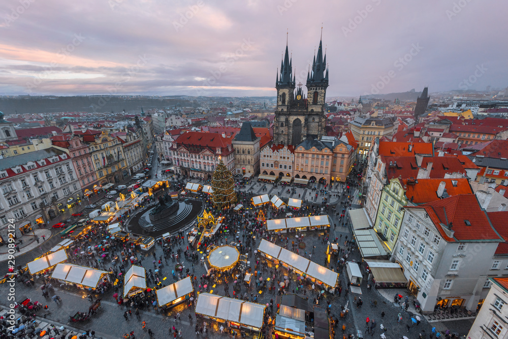 Obraz premium Christmas market at Staromestska square in Prague