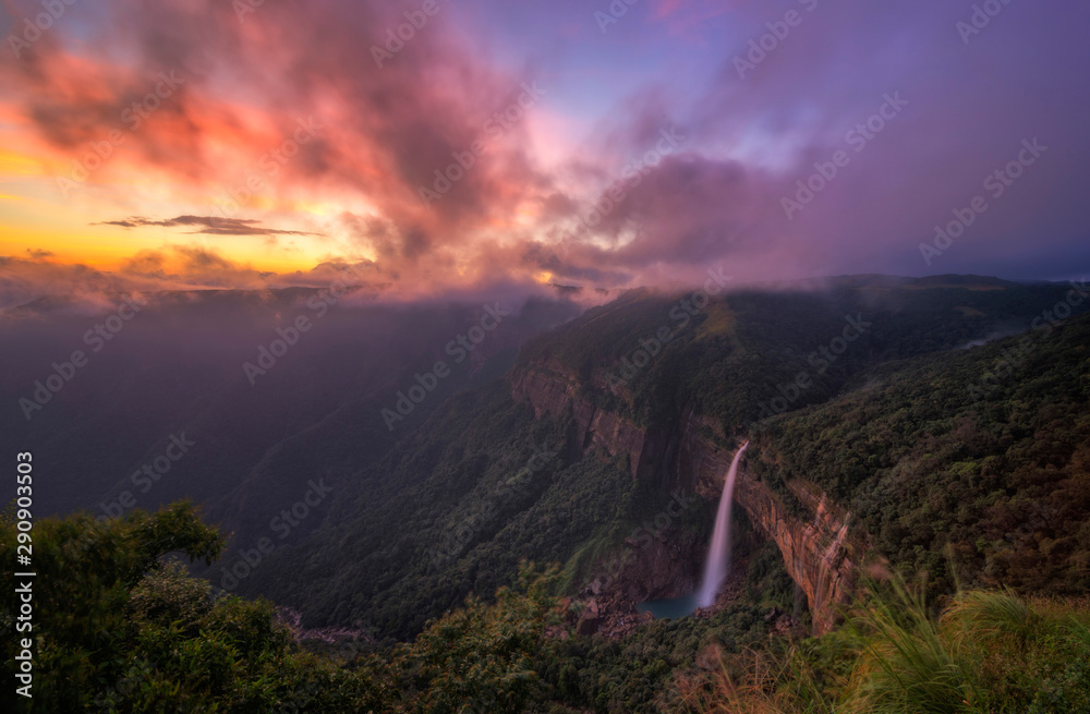 Ταπετσαρία Nohkalikai falls at sunset, Meghalaya, India
