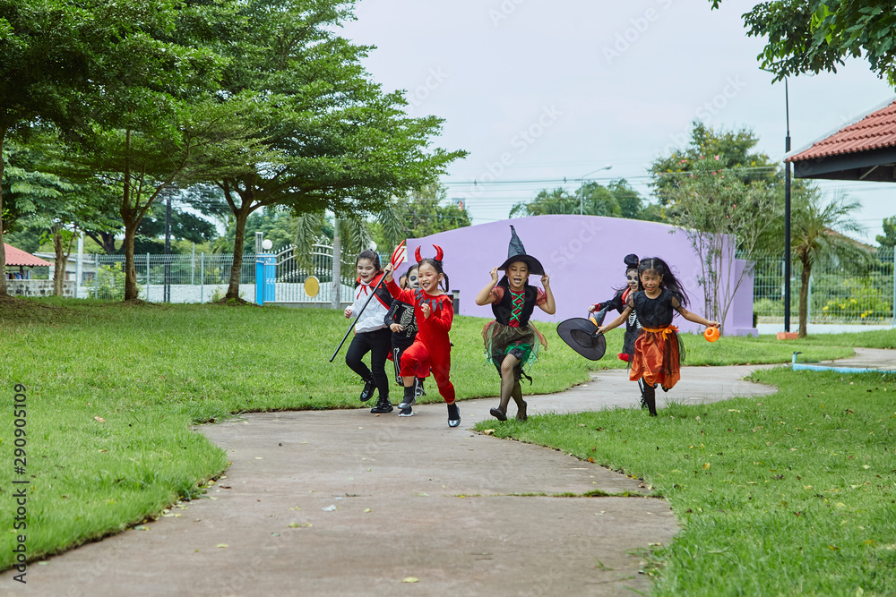 Obraz premium Asian girl kids trick or treat on street
