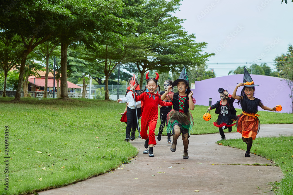 Obraz premium Asian girl kids trick or treat on street