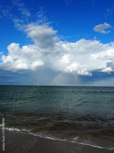 Fototapeta Naklejka Na Ścianę i Meble -  Regenbogen über dem Meer: Aufziehende Regenwolke