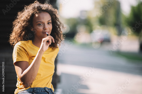 Εκτύπωση καμβά Girl smoking electronic cigarette