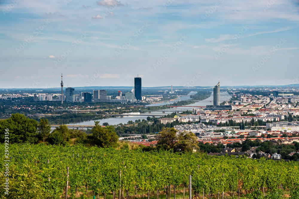 Stadt Panoramamit Blick auf Wien und die Donau vom Nußberg aus mit Wolken