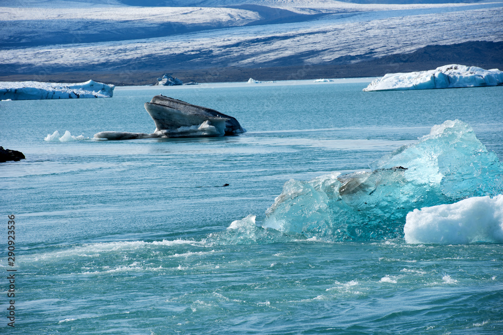 Fototapeta premium ICELAND: Jokulsarlon lagoon, Amazing cold landscape picture of icelandic glacier lagoon. Iceland, Europe.