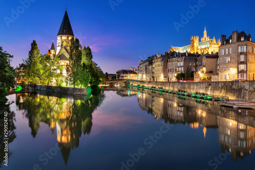 Tempel Neuf und Kathedrale von Metz in einem Panorama zur blauen Stunde mit spiegelung in der Mosel