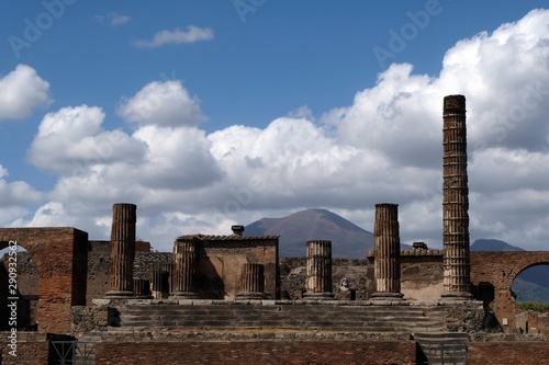 Le forum de Pompéi avec le Vésuve au second plan