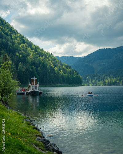 Blick auf den Erlaufsee im Frühling mit Wolken am Himmel