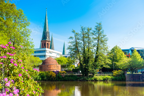 Foto View of the pond and St. Lamberti Church of Oldenburg, Germany.