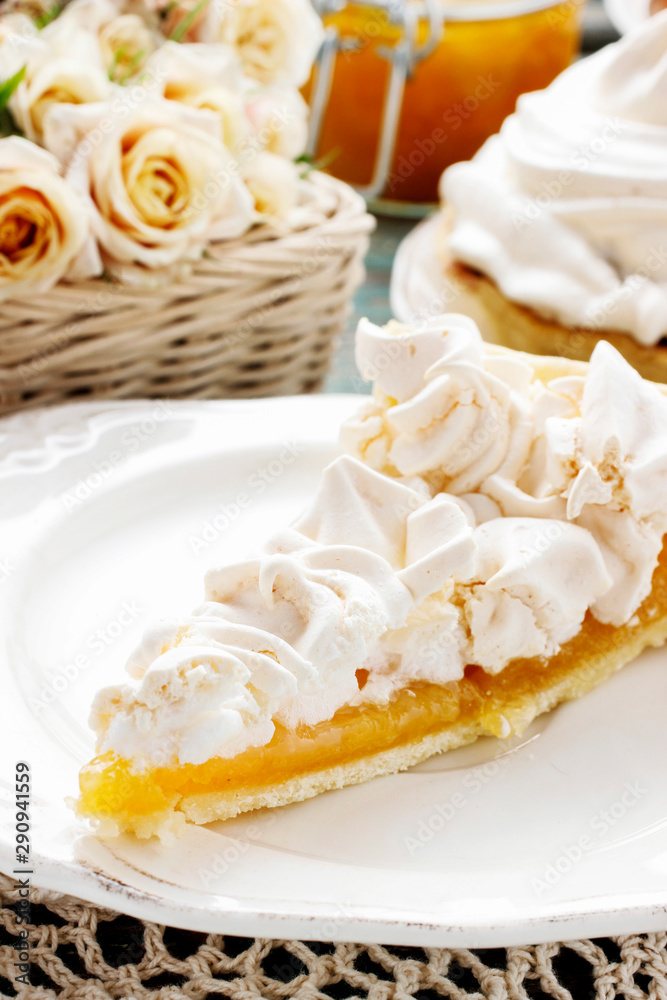 Peach cake with meringue topping Peach cake with meringue topping
