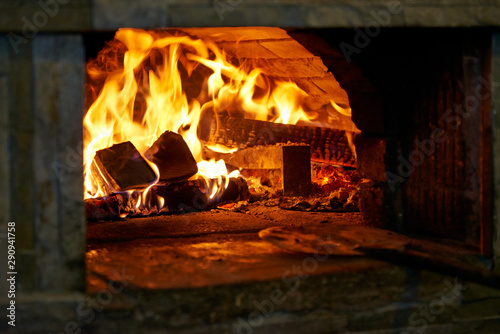 Pizzeria stove with flame and wood branding