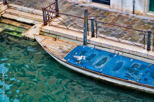 kanal rio marin mit boot und möwe in venedig, italien