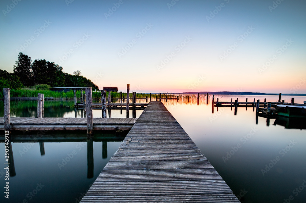 Naklejka premium Traumhafter Steg an einem See am Morgen