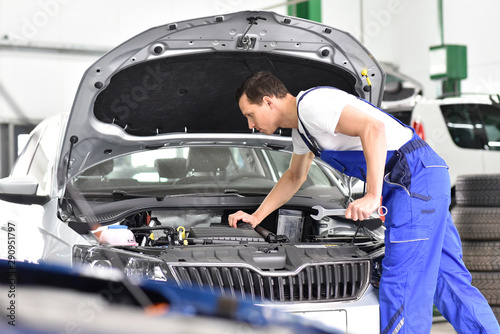 Fotografie car mechanic in a workshop repairing a vehicle