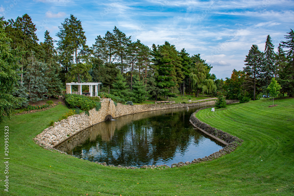 Fototapeta premium Pergola and Pond in Como Park in Saint Paul