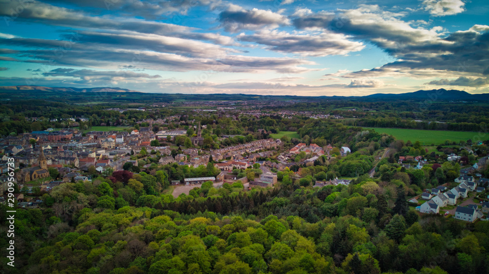 Obraz premium A little town surrounded by a green park under a picturesque sky