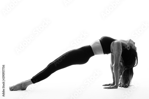 Femme qui fait du Yoga en studio
