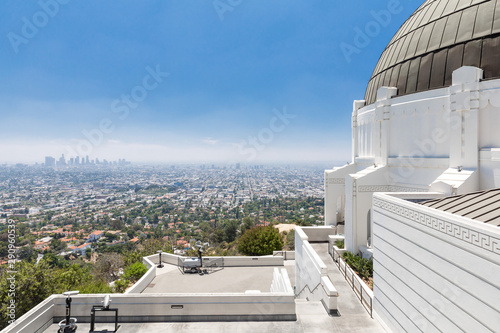 Canvas Print Wide angle view of a white terrace overlooking the city of Los Angeles in a sunn