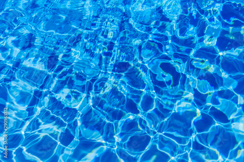 Czysta niebieska woda w basenie