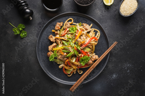 Photos Udon stir-fry noodles with pork bowl and vegetables on black stone background