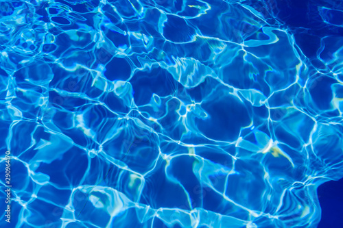 Czysta niebieska woda w basenie