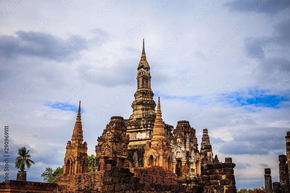 Obraz premium Wat Mahathat Temple in the precinct of Sukhothai Historical Park, Wat Mahathat Temple is UNESCO World Heritage Site, Thailand.