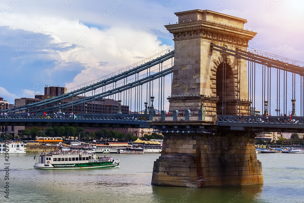Obraz premium Cruise ship passing under the Secheni Bridge