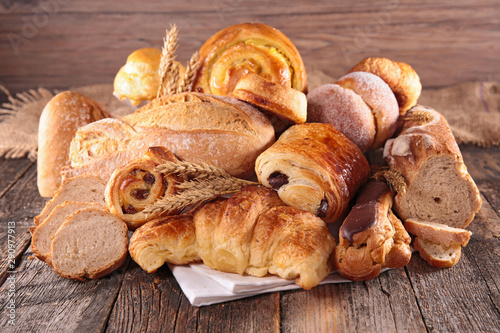 Foto assorted of pastry- croissant, chocolate pastry and bread