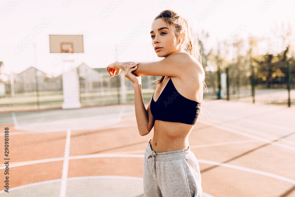 Young Woman in Sportswear Training Outdoors · Free Stock Photo