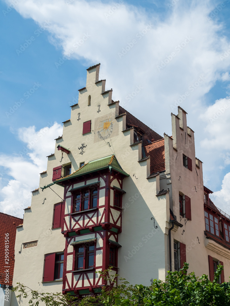 Obraz premium Residential house about Ulm city wall or, the town walls were built into the “raging waters of the Danube” as a defence against hostile armies small island (insel) in Danube river, Ulm.