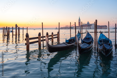 Wschód słońca w Wenecji z gondolą i wyspą St George widok z placu San Marco