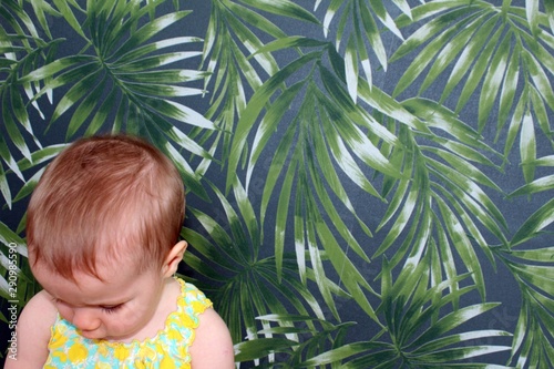 Obraz na płótnie dziecko i monstera w salonie