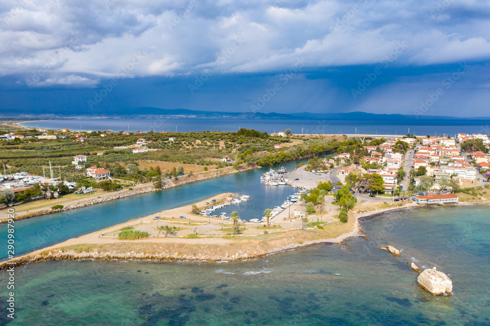 Der Kanal von Potidea mit dem Dorf Nea Potidea im Hintergrund liegt auf der Halbinsel Kassandra, Chalkidiki