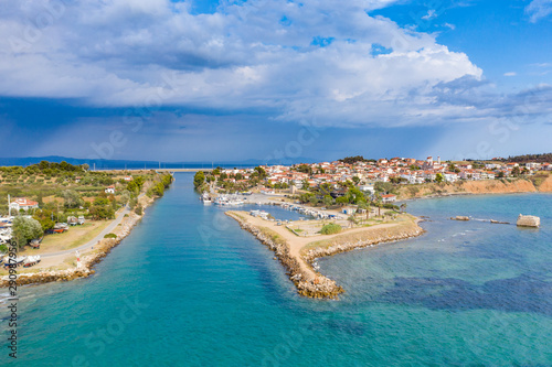 Fototapeta Naklejka Na Ścianę i Meble -  Der Kanal von Potidea mit dem Dorf Nea Potidea im Hintergrund liegt auf der Halbinsel Kassandra, Chalkidiki