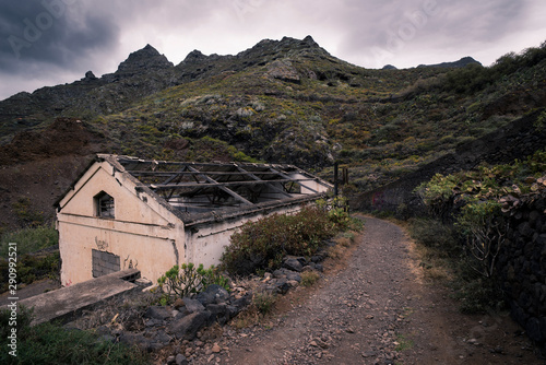 Zerfallendes Haus im Gebirge