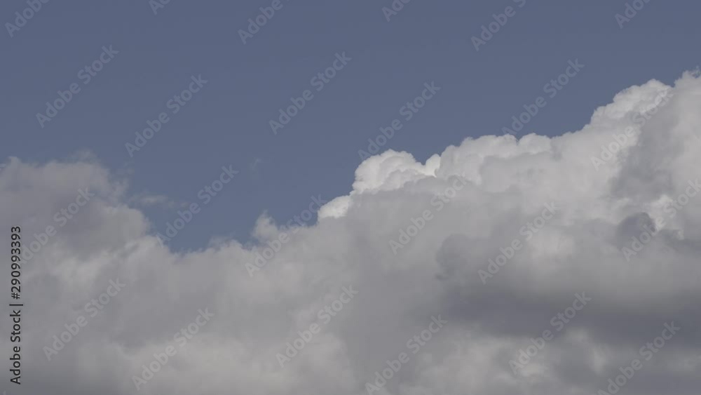 Cielo azul con nubes en tiempo real LOG 4k 