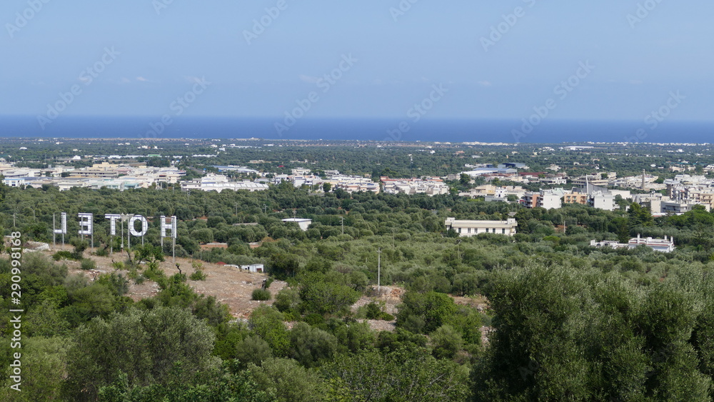 Città di Fasano vista dall'alto con il mare Adriatico all'orizzonte in una bella giornata d'estate