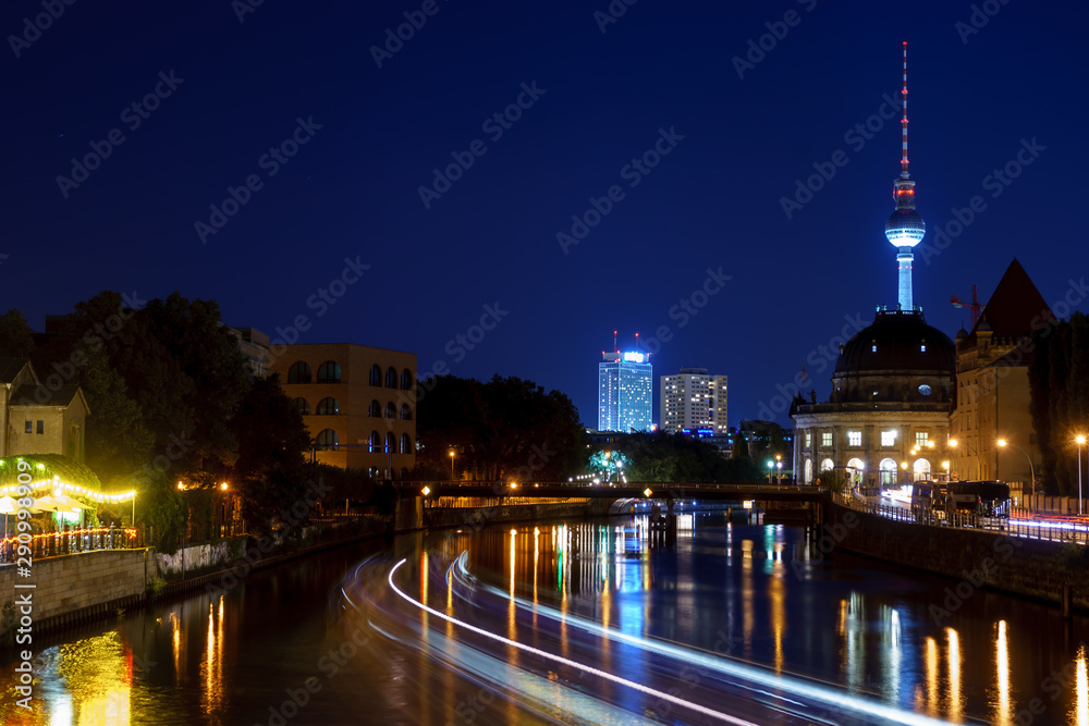 Fototapeta premium Wieża telewizyjna Berlin Spree
