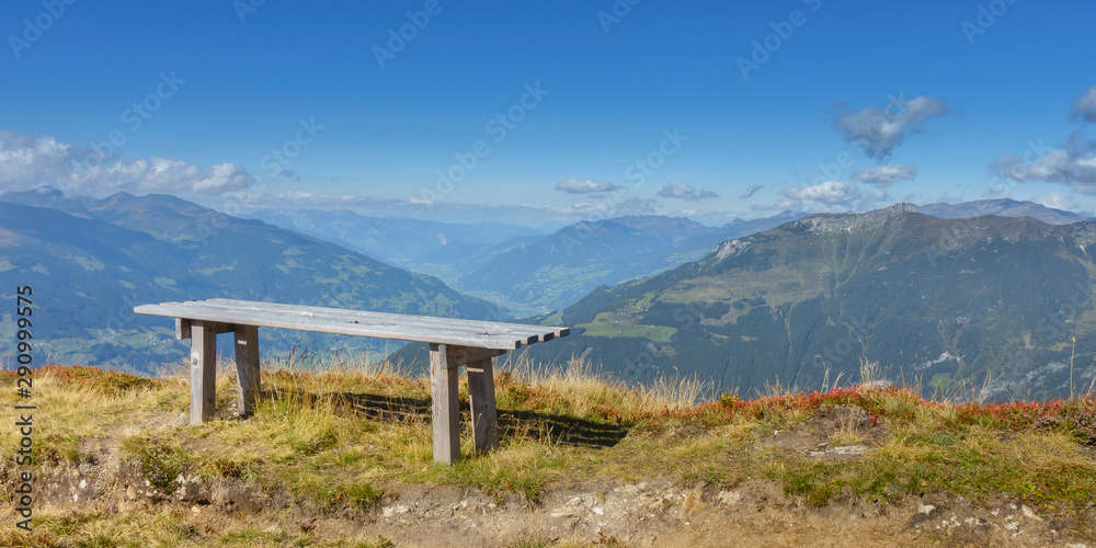 Rastbank mit Blick über das Zillertal in Tirol als Panorama
