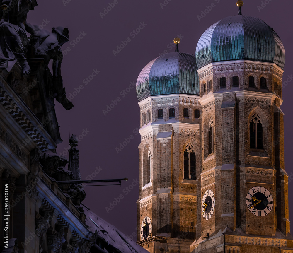 München Frauenkirche im Winter bei Nacht