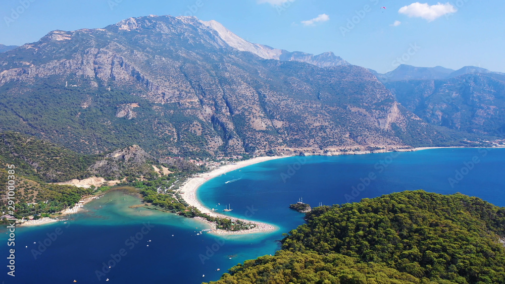 Obraz premium Oludeniz Blue Lagoon. Oludeniz is a amazing beach on the southwest coast of Turkey.
