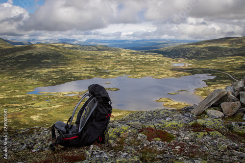 Aussicht über das Fjell, Trekking Rucksack im Vordergrund