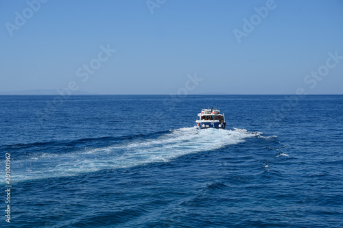 Motorboot unterwegs nach der Insel Gavdos, an der Südküste Kretas, bei Sfakia, Griechenland © tauav