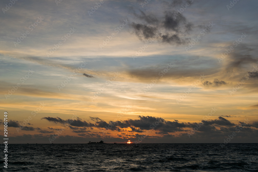Imagen panorámica del atardecer en el mar de la isla de Phu Quoc, en vietnam, durante el verano