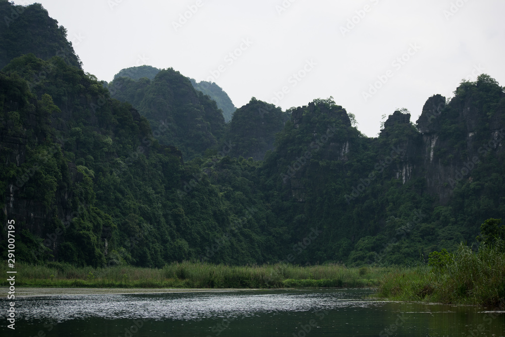 Imagen panorámica de Trang An en Ninh Binh, Vietnam, durante el verano Imagen panorámica de Trang An en Ninh Binh, Vietnam, durante el verano
