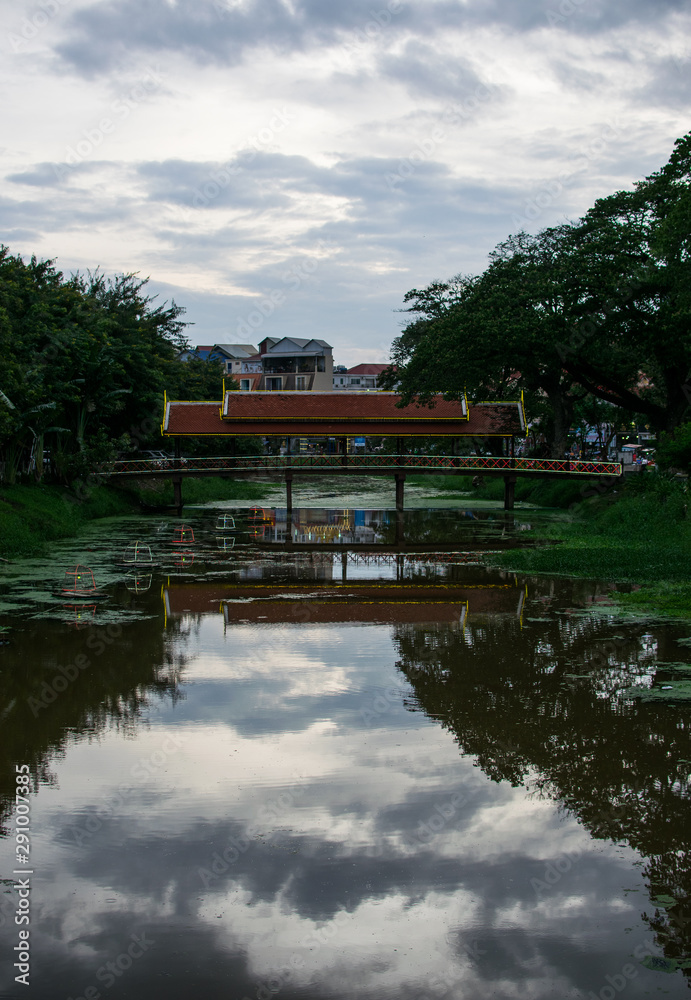 Imagen de un puente y su reflejo en la ciudad de Siem Riep en Camboya, durante el verano
