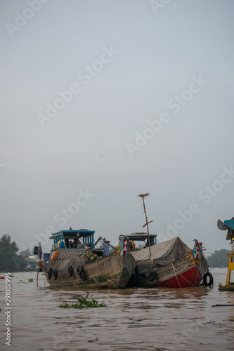 Imagen de dos barcos en el río del delta del Mekong en Vietnam