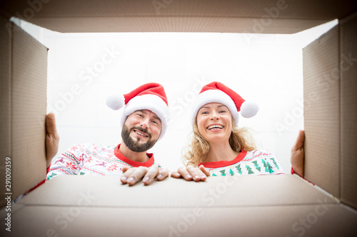 Fotografia Surprised couple unpack Christmas gift box