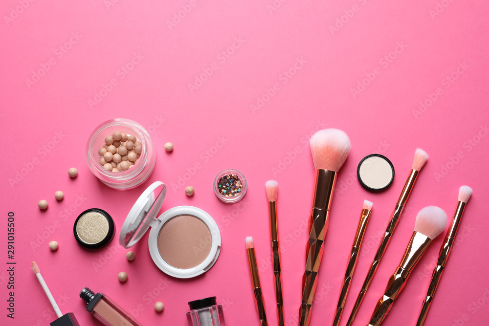 Naklejka premium Flat lay composition with makeup brushes on pink background. Space for text
