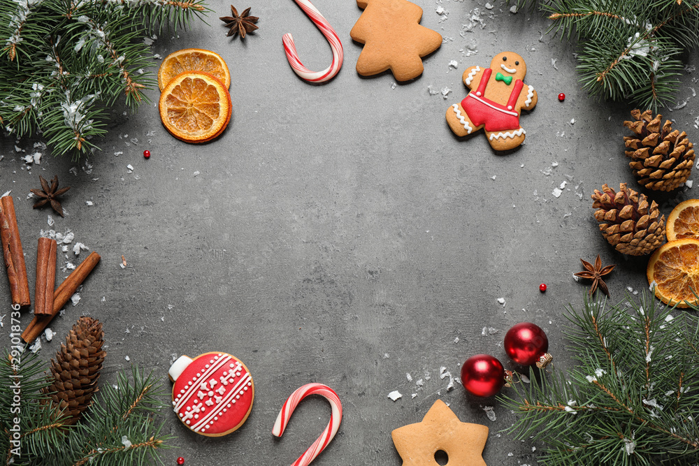 Frame made with tasty homemade Christmas cookies on grey table, flat lay. Space for text - obrazy, fototapety, plakaty 
